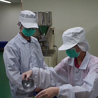 dos personas en un laboratorio químico